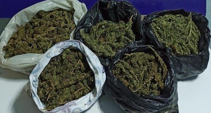 İzmir’de iş yerinde 2 kilonun üzerinde uyuşturucu ele geçirildi