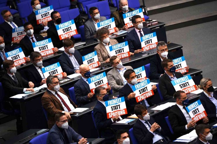 Almanya Federal Meclisi’nden pankartlı protesto