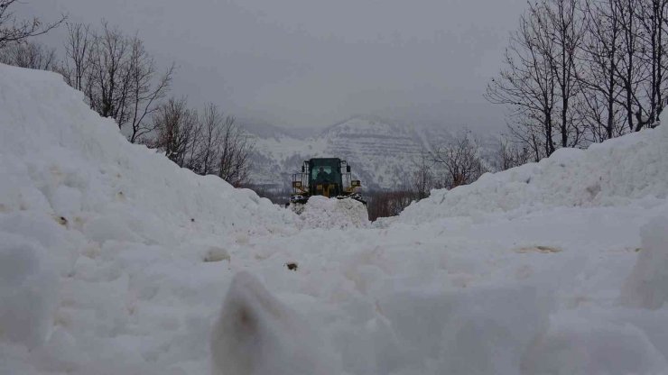 Bin 800 rakımlı bölgede karla mücadele sürüyor
