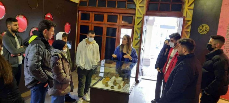 Burhaniye’de MYO öğrencileri müze ziyareti yaptı