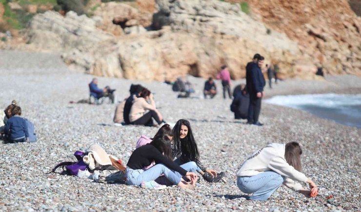Türkiye donarken Antalya’da güneşi gören sahile geldi