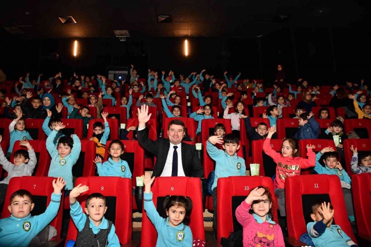 Aksaray’da karnesini getiren öğrencilere sinema bileti