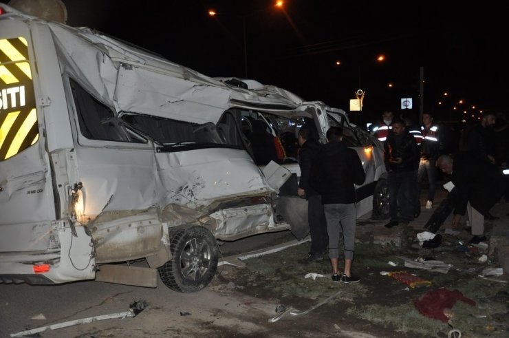 Mardin’de iki servis aracı zincirleme kazaya karıştı: 2’si ağır 11 yaralı