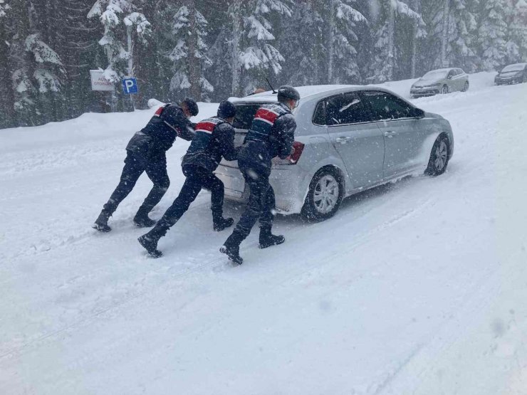 Karla kaplanan yollarda kalan araçları jandarma ekipleri kurtardı