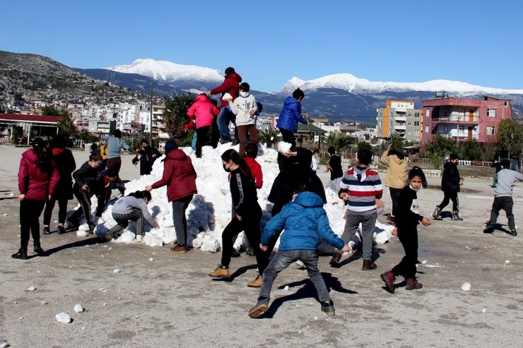 Adana’da öğrencilerin kar sevinci