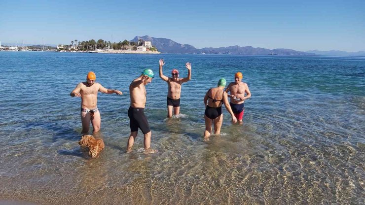Datça Kış Yüzme Maratonu’na yüzerek davet ettiler
