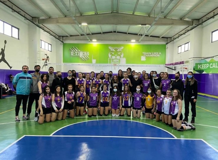 Liseler arası voleybol turnuvasında Ayvalık Özel Uğur Anadolu Lisesi yarı finale yükseldi