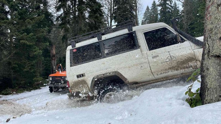 Off-road tutkunları 1 metre karda safari yaptı
