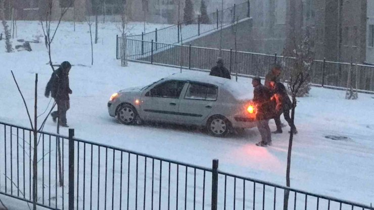 Kar yağışının etkili olduğu Elazığ’da sürücüler zor anlar yaşadı