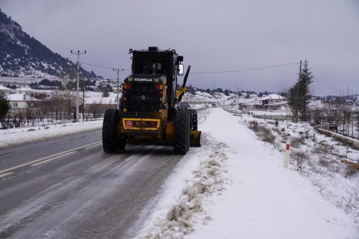 Seydikemer’de karla kaplı yollar ulaşıma açıldı
