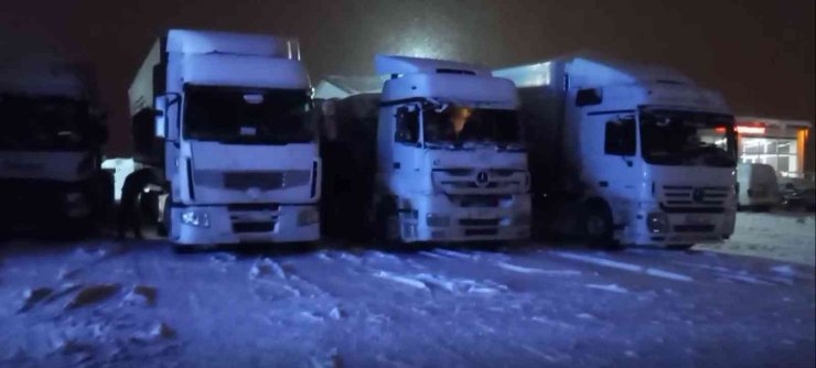 Ulaşıma kar yağışı engeli, araçların geçişi durduruldu