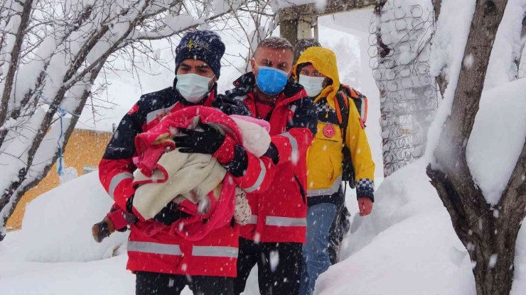 Karla kaplı Bingöl’de UMKE, yabancı uyruklu çocuk için seferber oldu