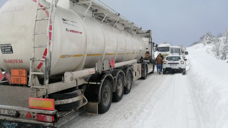 Bolu’da arıza yapan ağır tonajlı araçlar ulaşımı aksatıyor