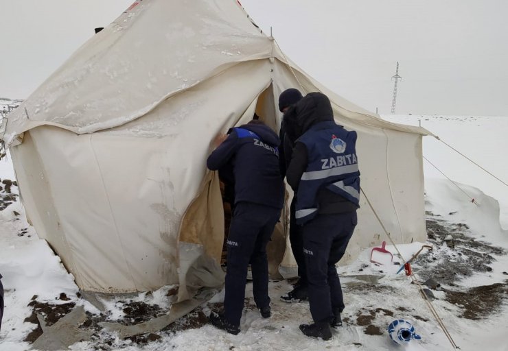 Diyarbakır Büyükşehir Belediyesi çadırda yaşayan yaşlı vatandaşa yardım eli uzattı
