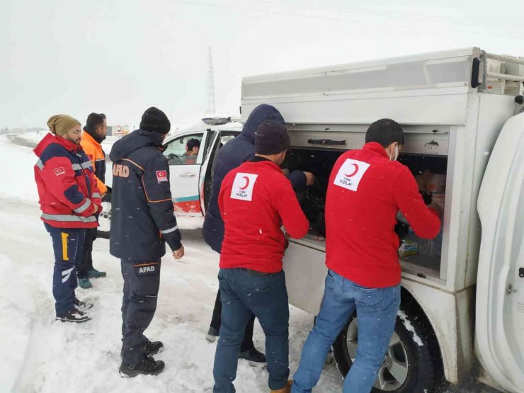Diyarbakır’da karda mahsur kalanlara kumanya yardımı ulaştırıldı