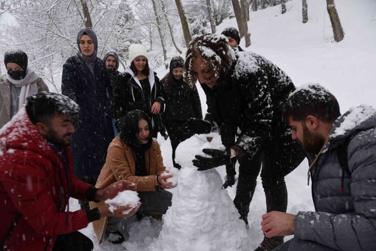 Rektör Çakar öğrencilerle kardan adam yaptı