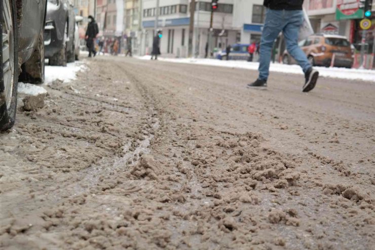 Eskişehir’de yollar çamurla kaplandı