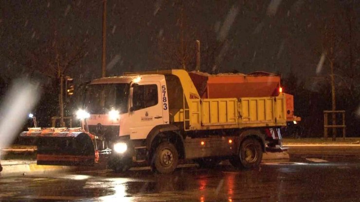 İstanbul’da beklenen kar yağışı etkisini göstermeye başladı