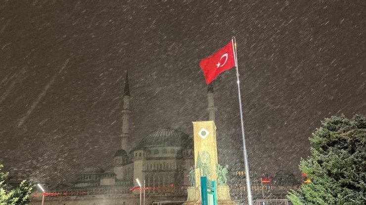Taksim Meydanı’da kar etkisini arttırdı