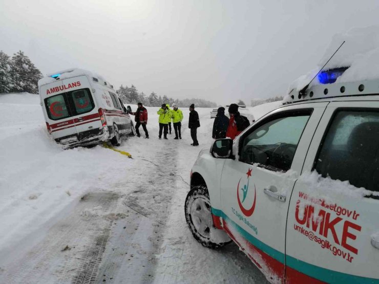 Ambulans kara saplandı, imdadına UMKE ve karayolları ekipleri yetişti