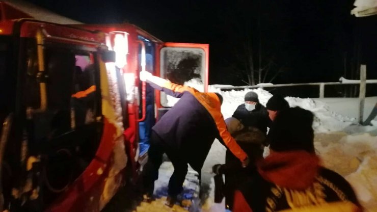 Kar kalınlığının 1,5 metreyi bulduğu köyde mahsur kalan hasta paletli kar aracıyla hastaneye ulaştırıldı