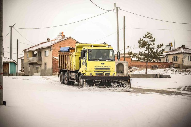 Mahallelerde kar temizleme, küreme ve tuzlama çalışmaları