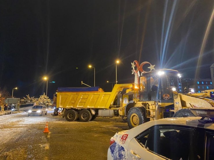 Kar yağışı kazalara neden oldu, vatandaşlar kazada yola akan mazotu bidonlarla kurtarmaya çalıştılar