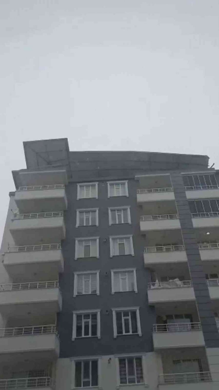 Siirt’te şiddetli rüzgar bir binanın çatısını uçurdu