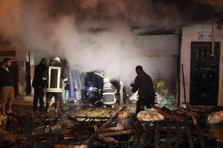 Adana’da müstakil evin deposu yandı: 3 kişi dumandan etkilendi