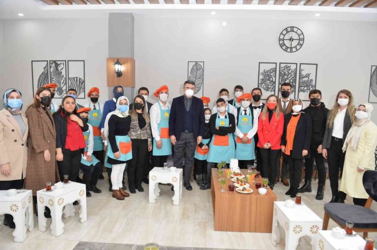 Erzurum’da ‘üreten özel çocuklar mutlu kafe’ açıldı