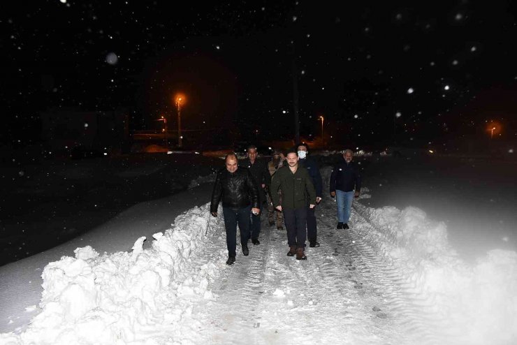 Nusaybin Kaymakamı Kayabaşı, gece yarısına kadar karla mücadele çalışmalarına katıldı