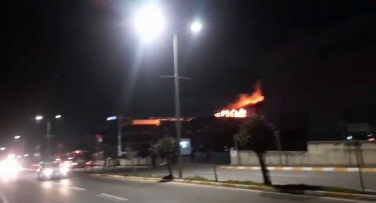 Tuzla’da mobilya fabrikası alev alev yandı