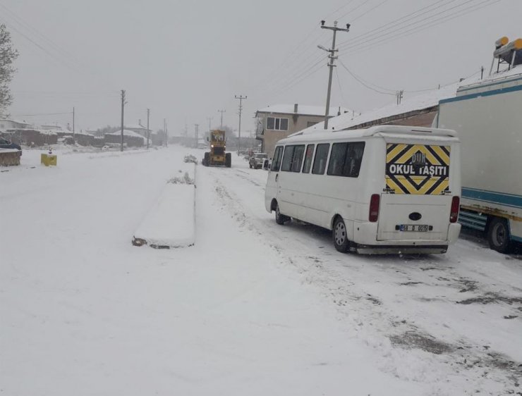 Kar ve tipide minibüste mahsur kalan öğrencileri okula jandarma yetiştirdi