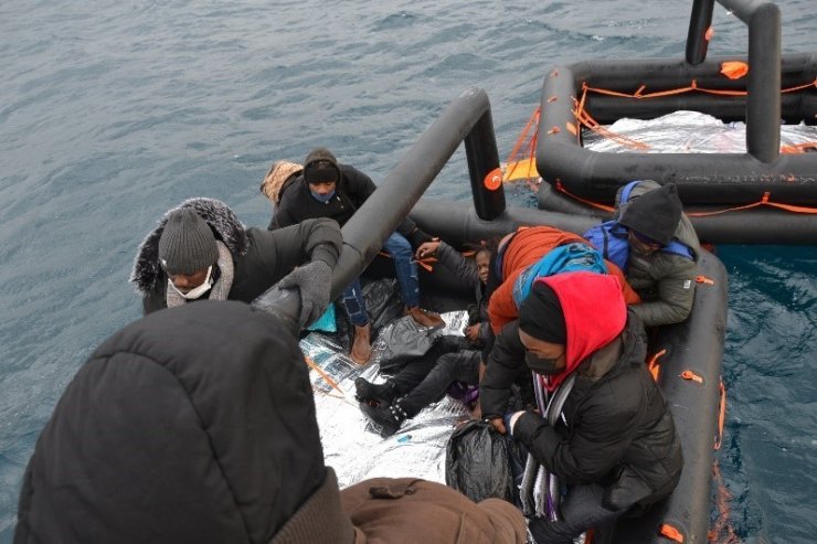 Balıkesir açıklarında 27 düzensiz göçmen kurtarıldı