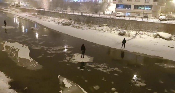 Buzu sal yapıp Çoruh’ta gezintiye çıkan gençler bu kez polise takıldı