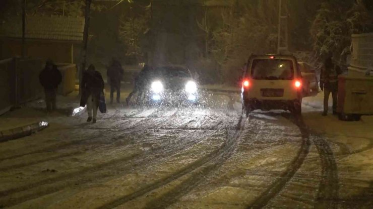 Maltepe’de karla kaplanan yollarda araçlar kaydı