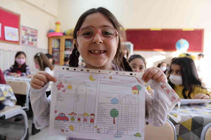 Kayseri’de 314 bin 736 öğrenci karne heyecanı yaşadı