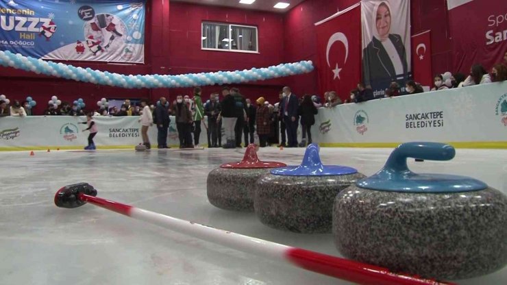 Sancaktepe Belediyesi’nden ara tatiline giren öğrencilere buz pateni jesti