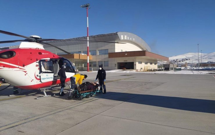 Düşük tehlikesi olan kadın ambulans helikopterle sevk edildi