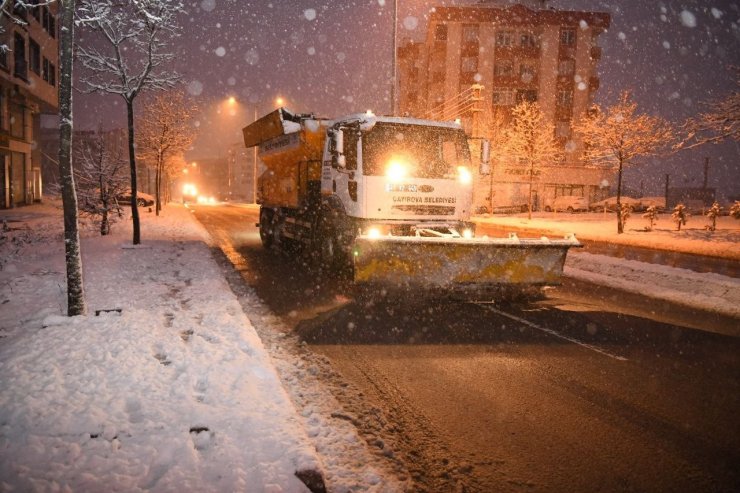 Çayırova’da karla mücadele sürüyor