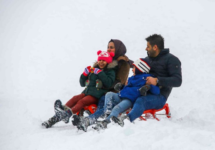 Ankaralı öğrenciler yarıyıl tatilinin keyfini Elmadağ Kayak Merkezi’nde çıkarıyor