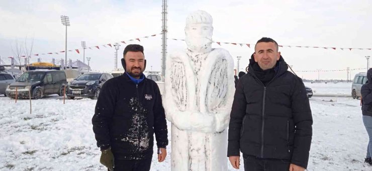 İnşaat işçisi kardeşler Ertuğrul Gazi’nin kardan adamını yaptı