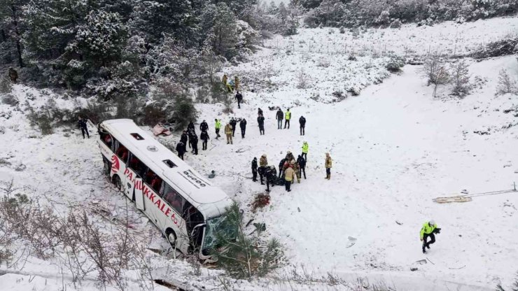 Beykoz Kuzey Marmara Otoyolu’nda yolcu otobüsü şarampole devrildi. Olay yerine çok sayıda sağlık ekibi sevk edildi.