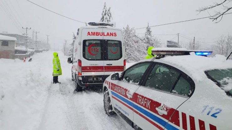 Kahramanmaraş’ta hastalanan vatandaşa ve yolda kalan ambulansa yardım