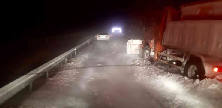 Diyarbakır’da tipi nedeniyle araçlarda mahsur kalan vatandaşları AFAD ekipleri kurtardı