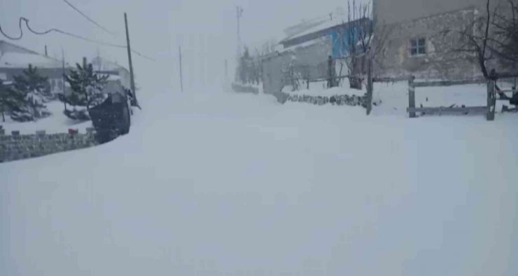 Develi ve Yahyalı’da yoğun kar ulaşımı aksattı