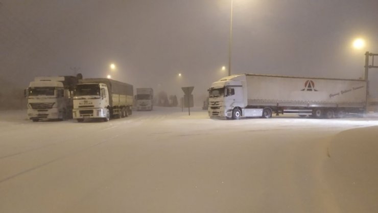 Konya’da yoğun kar ve tipi nedeniyle karayolları ulaşıma kapatıldı