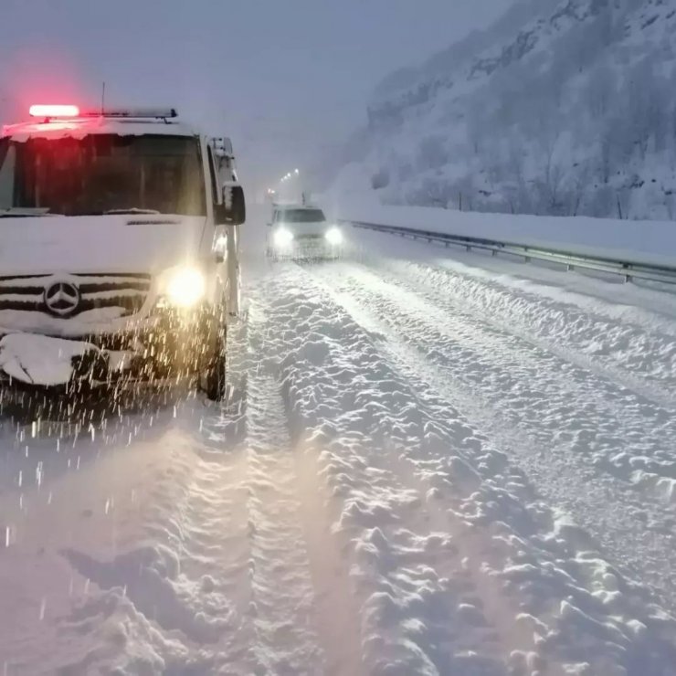 Bitlis’te karda mahsur kalanlara AFAD yardım etti
