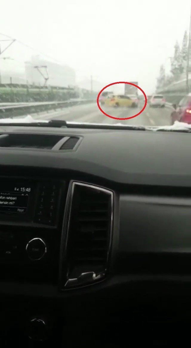 Bursa’da yollar buz pistine döndü, tedbirsiz sürücüler böyle kaza yaptı