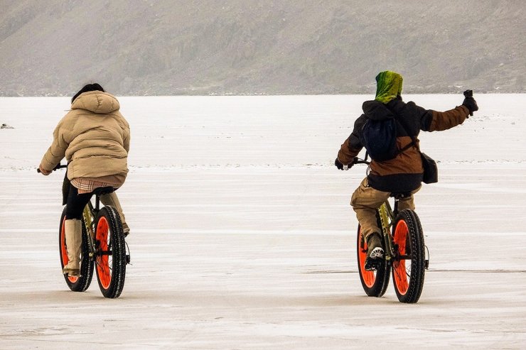 Çıldır Gölü’nde atlı kızak ve bisiklet keyfi